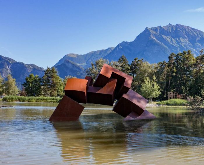 Helping Hands, Installation at Swiss Sculpture Triennial, Photo Fabio Spadin